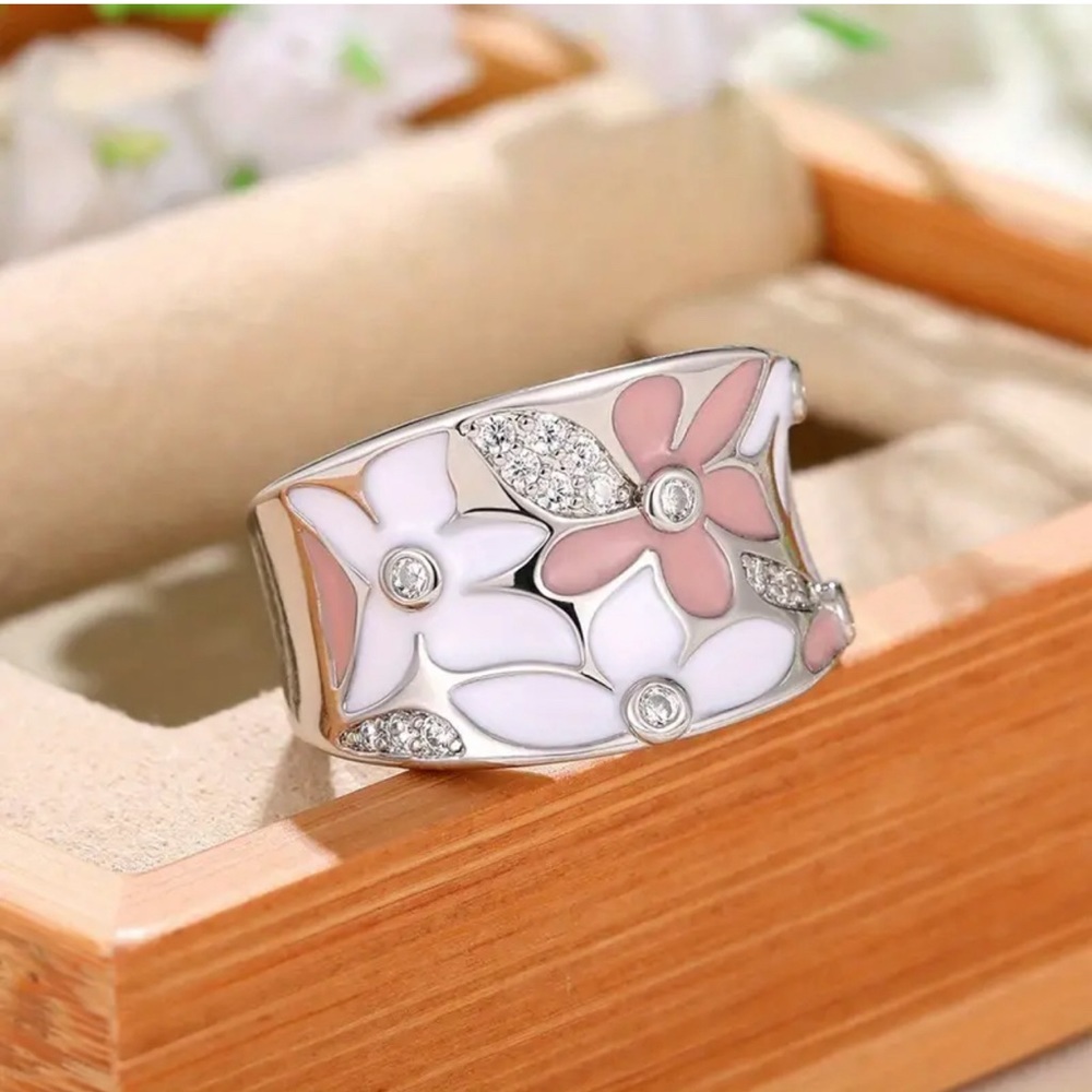 Silver plated pink and white floral enamel ring with zircon embellishment - Picture 4 of 7